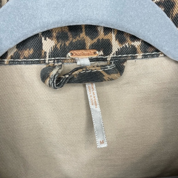 NWT Free People Cropped Leopard Denim Jacket - Size Medium Oversized - Picture 6 of 15